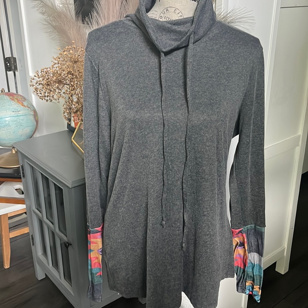 Womens XL Gray pull turtle neck top w Printed Sleeves soft excellence condition